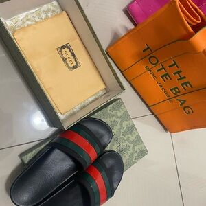 my wife has too many bags & shoes..2 tote bags & size 8 in sandals for sale